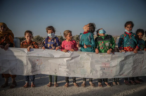 نقاشی 300 کودک آواره ساکن اردوگاه های اسکان آوارگان جنگی در استان ادلب سوریه روی یک کاغذ 75 متری/ خبرگزاری آناتولی