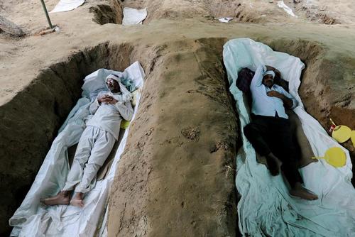 کشاورزان هندی در روستایی در قاضی آباد هند در اعتراض به اصلاح قوانین کشاورزی از سوی دولت، داخل قبر خوابیده اند./ رویترز