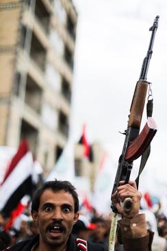 یکی از حامیان جنبش انصارالله یمن درتظاهرات به مناسبت هفتمین سالگرد پیروزی انصارالله و کنترل پایتخت یمن از سوی این جنبش در شهر صنعا/ رویترز