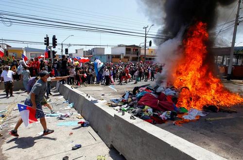 سوزاندان لوازم متعلق به مهاجران ونزوئلایی در جریان تظاهراتی ضد مهاجران در شیلی/ رویترز