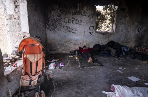 پناهگاه مهاجران سوری در یک پایگاه مخروبه ارتش یونان در مرز با آلبانی/ آسوشیتدپرس
