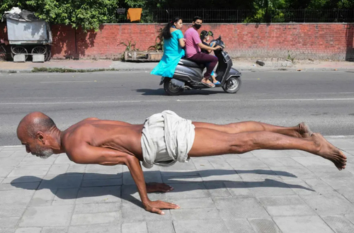 تمرین یوگا یک مرد هندی در شهر آمریتسار هند/ خبرگزاری فرانسه