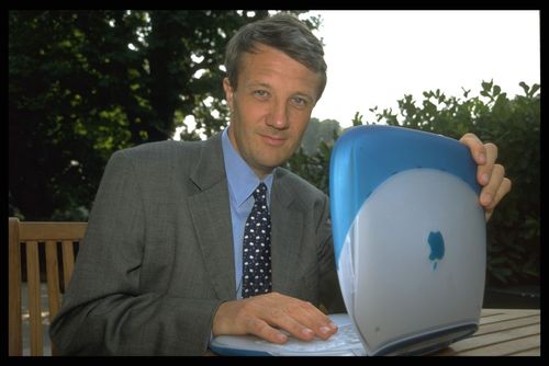 لپ تاپ آی‌بوک:لپ تاپ های پیشرفته آی‌بوک شرکت اپل با ظاهری جذاب دستگاهی بود که در سال 2000 طرفداران بسیاری داشت. 