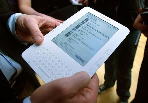 آمازون کیندل: در اواسط تا اواخر دهه 2000، آمازون امکان دسترسی به کتابخانه خود از طریق فشار یک دکمه را فراهم کرد. از این رو، کتابخوان های الکترونیک معرفی شدند. 