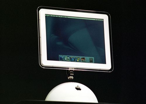 رایانه های صفحه تخت: زمانی که رایانه آی‌مک اپل در سال 2002 با نمایشگری تخت روانه بازار شد، یک مدل طراحی جدید شکل گرفت تا شرکت های دیگر از آن پیروی کنند. 
