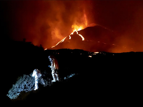 دانشمندان در حال بررسی وضعیت آتشفشان جزیره لاپالما اسپانیا/ خبرگزاری فرانسه