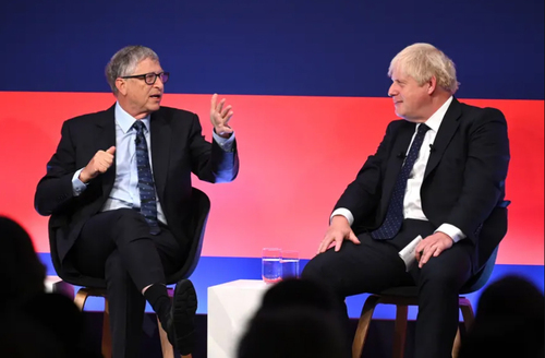 حضور نخست وزیر بریتانیا (نفر سمت راست تصویر) در پنل گفتگو با بیل گیتس مدیر عامل شرکت مایکروسافت در اجلاس جهانی سرمایه گذاری در موزه علوم در شهر لندن/ گتی ایمجز