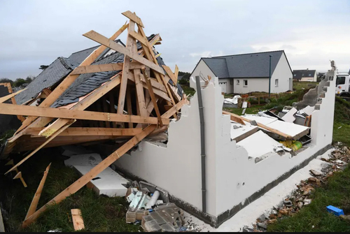 خسارات ناشی از توفان در غرب فرانسه/ خبرگزاری فرانسه