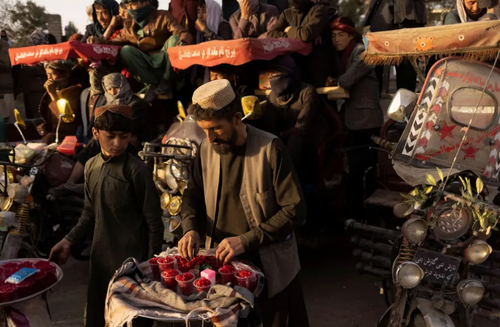 فروش انار دانه شده در حاشیه برگزاری مسابقات کشتی در شهر کابل افغانستان/ رویترز