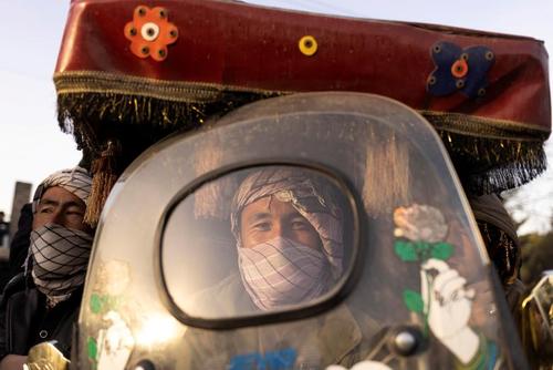 راننده ریکشا (سه چرخه مسافربر) در شهر کابل/ رویترز