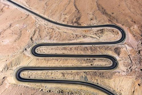 جاده ای مارپیچ در صحرای 