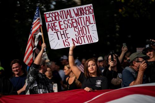 تظاهرات مخالفان الزامی شدن واکسیناسیون کرونا در شهر نیویورک آمریکا/ رویترز