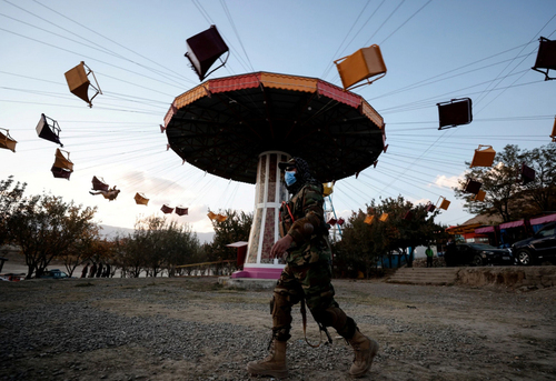 حضور نظامی طالبان در شهربازی کابل/ رویترز