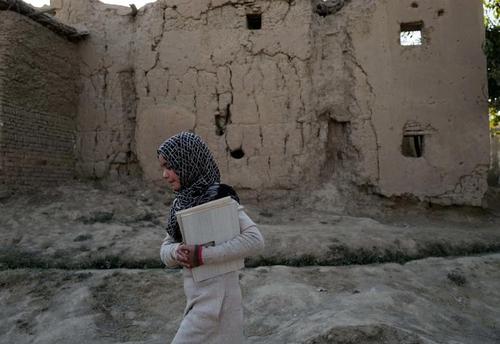 عزیمت نوجوان افغان به کلاس قرآن در شهر کابل/ رویترز
