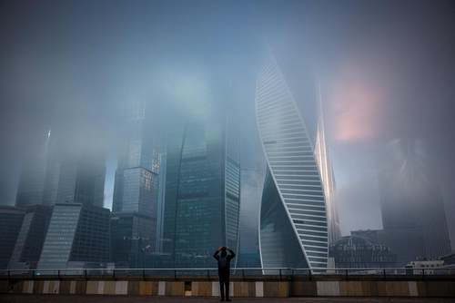 ساختمان مرکز تجارت جهانی زیر مه غلیظ در شهر مسکو روسیه/ خبرگزاری فرانسه