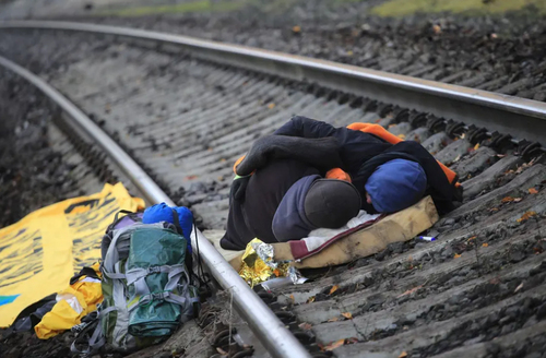 فعالان محیط زیست با خوابیدن روی ریل قطار یک معدن زغال سنگ در حومه شهر کلن آلمان اعتراض خود را به فعالیت این معدن نشان می دهند./ رویترز