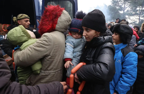 توزیع کمک از سوی نهادهای دولتی بلاروس در میان پناهجویان تجمع کرده در مرز با لهستان/ ایتارتاس