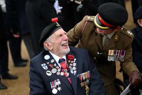 کهنه سرباز 98 ساله انگلیسی در مراسم یادبود در لندن/ رویترز