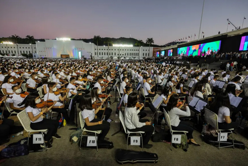 شکستن رکورد گینس با بزرگ ترین ارکستر جهان با 12 هزار نوازنده در شهر کاراکاس ونزوئلا/ شاتر استوک