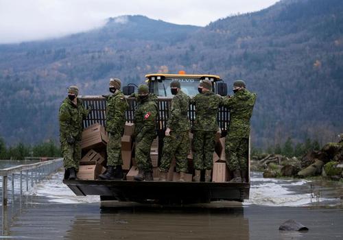 نیروهای ارتش در حال امدادرسانی به سیلزدگان در ایالت 