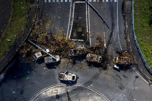 بقایای خودروهای سوخته در جریان شورش مردمی علیه محدودیت های کرونایی در 