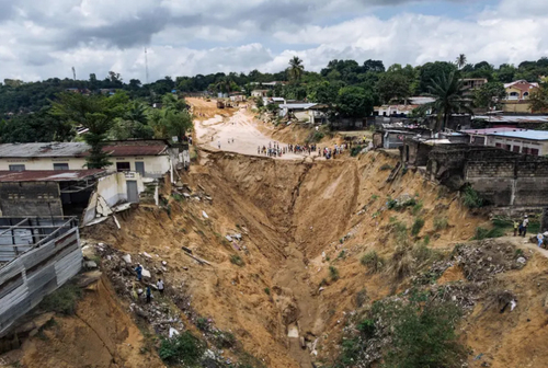 خراب شدن یک جاده اصلی در جمهوری دموکراتیک کنگو بر اثر رانش زمین/ خبرگزاری فرانسه