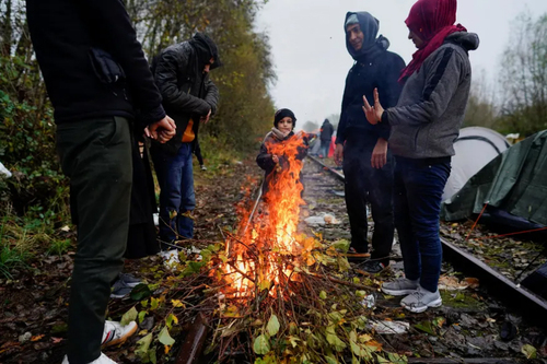 گرم شدن پناهجویان در کمپ پناهجویان در دانکرک فرانسه/ رویترز