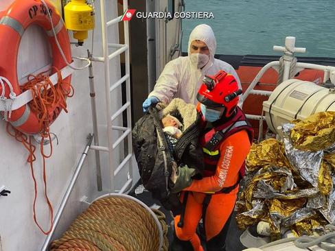 نجات پناهجویان از دریا از سوی گارد ساحلی ایتالیا/ رویترز