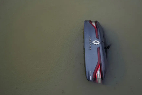 غرق شدن یک خودرو مگان در سیلاب اسپانیا/ رویترز