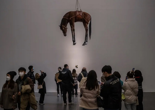 اثری از هنرمند ایتالیایی در نمایشگاهی در موزه هنرهای معاصر چین در شهر پکن/ گتی ایمجز
