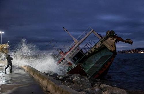 کج شدن یک قایق در سواحل مرمره استانبول در اثر توفان/ رویترز