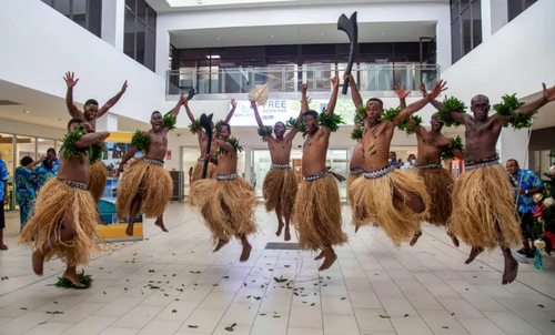 رقص سنتی بومیان فیجی در مراسم بازگشایی فرودگاه بین المللی شهر 