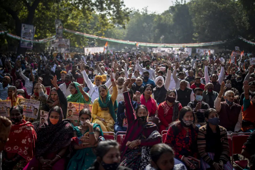 تظاهرات اعضا و هواداران حزب مخالف کنگره هند علیه افزایش تورم در نزدیکی مجلس هند در شهر دهلی/ آسوشیتدپرس