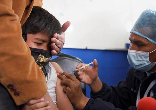 تزریق واکسن چینی سینوفارم به یک کودک 8 ساله بولیویایی در شهر لاپاز/ رویترز