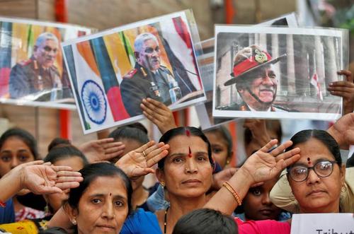 ادای احترام مردم هند به رییس ستاد مشترک ارتش هندوستان که در سانحه سقوط بالگرد جان باخته است./ شهر احمدآباد هند/ رویترز