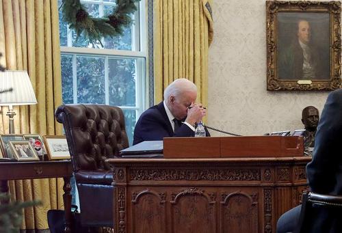 رییس جمهوری آمریکا در حال مکالمه تلفنی با همتای اوکراینی از اتاق کارش در کاخ سفید/ رویترز