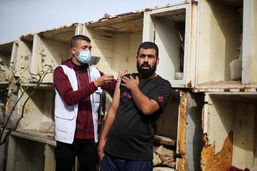 واکسیناسیون برضد ویروس کرونا در محله خان یونس غزه/ رویترز