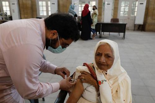واکسیناسیون کرونا در شهر کراچی پاکستان/ رویترز
