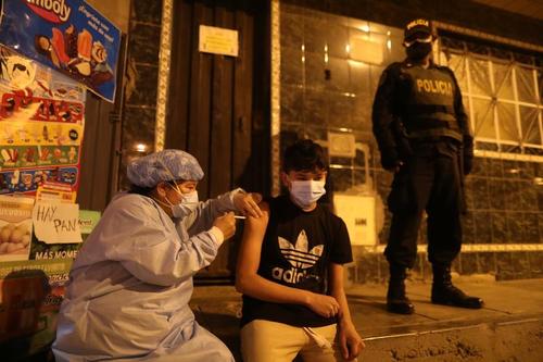 واکسیناسیون کرونا در شهر لیما پرو/ رویترز