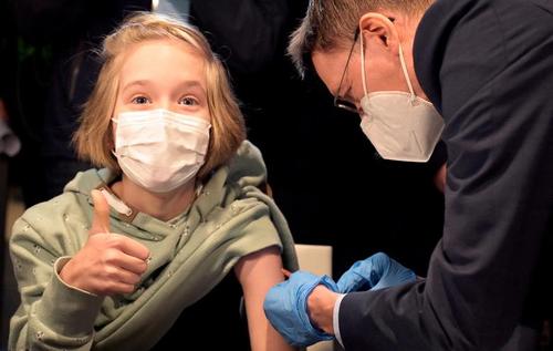 وزیر بهداشت آلمان در حال تزریق واکسن کرونا به یک دختر 10 ساله در یک مرکز واکسیناسیون در شهر هانوفر آلمان/ رویترز