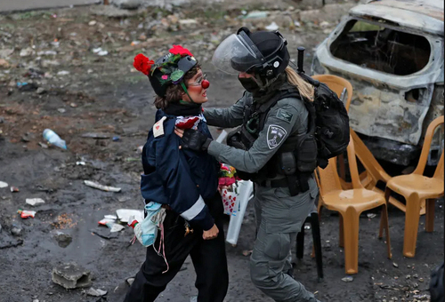 مواجهه معترض فلسطینی با سرباز اسراییلی در محله 