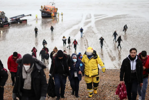 نجات پناهجویان در ساحل انگلیس/ رویترز
