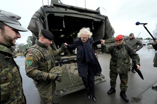 بازدید وزیر دفاع جدید آلمان از یک پایگاه نظامی آلمان در لیتوانی/ رویترز