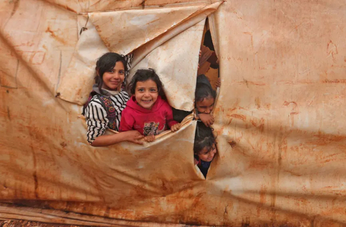 چادر کلاس درس کودکان آواره جنگی در استان ادلب سوریه/ خبرگزاری فرانسه