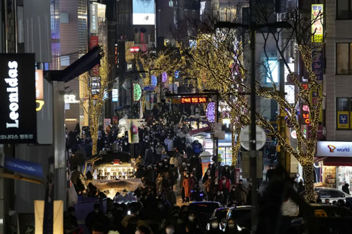 ازدحام خرید در بازار کریسمس در شهر سئول کره جنوبی/ آسوشیتدپرس