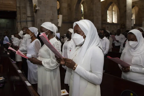 خواندن سرود دسته جمعی به مناسبت کریسمس در کلیسای جامع شهر نایروبی کنیا/ آسوشیتدپرس