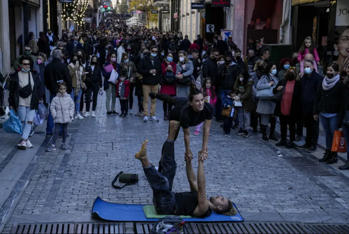 اجرای نمایش خیابانی در مرکز شهر آتن یونان/ آسوشیتدپرس