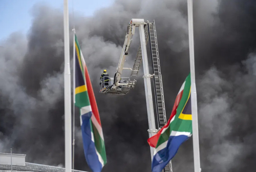 آتش نشانان در حال خاموش کردن آتش ساختمان پارلمان آفریقای جنوبی در شهر کیپ تاون/ آسوشیتدپرس