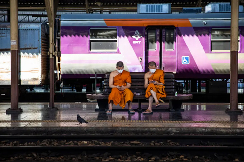 راهبان تایلندی در ایستگاه قطار شهر بانکوک/ گتی ایمجز