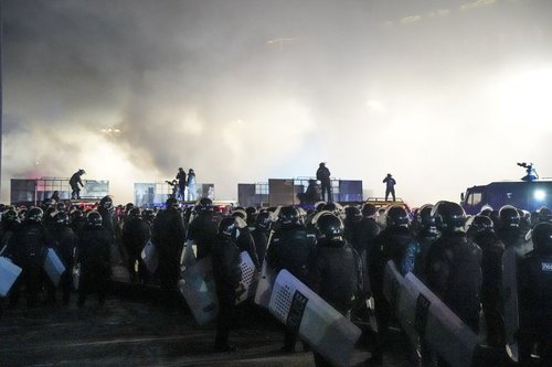 اعتراضات دیشب مردمی در شهر آلماتی پایتخت قزاقستان/ عکس: آسوشیتدپرس